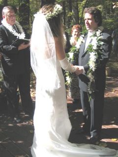 Hawaiianweddingcouple.jpg