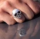 Skull ring on hand01.jpg